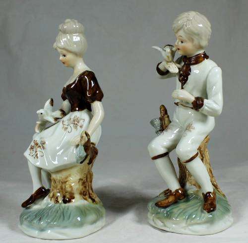 STUNNING FIGURINES OF A COUPLE HOLDING DOVES-BID NOW!!