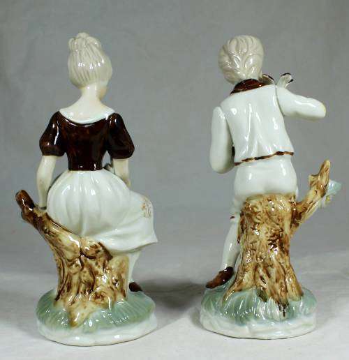 STUNNING FIGURINES OF A COUPLE HOLDING DOVES-BID NOW!!