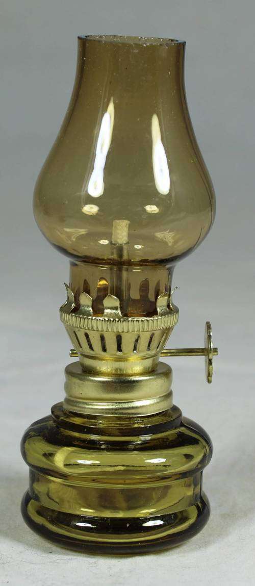 BEAUTIFUL VINTAGE MINIATURE YELLOW PARAFFIN LAMP BID NOW!!