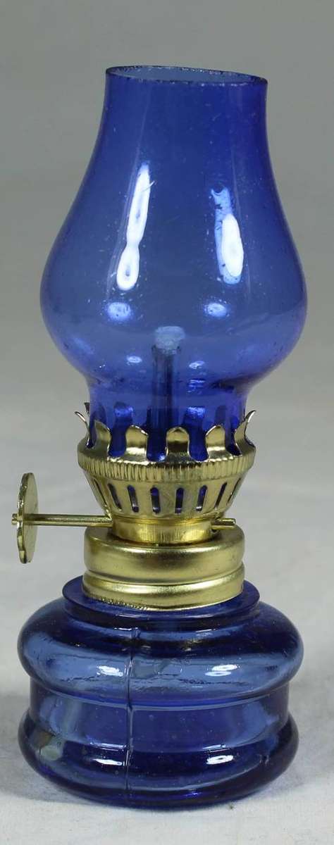 BEAUTIFUL VINTAGE MINIATURE BLUE PARAFFIN LAMP BID NOW!!