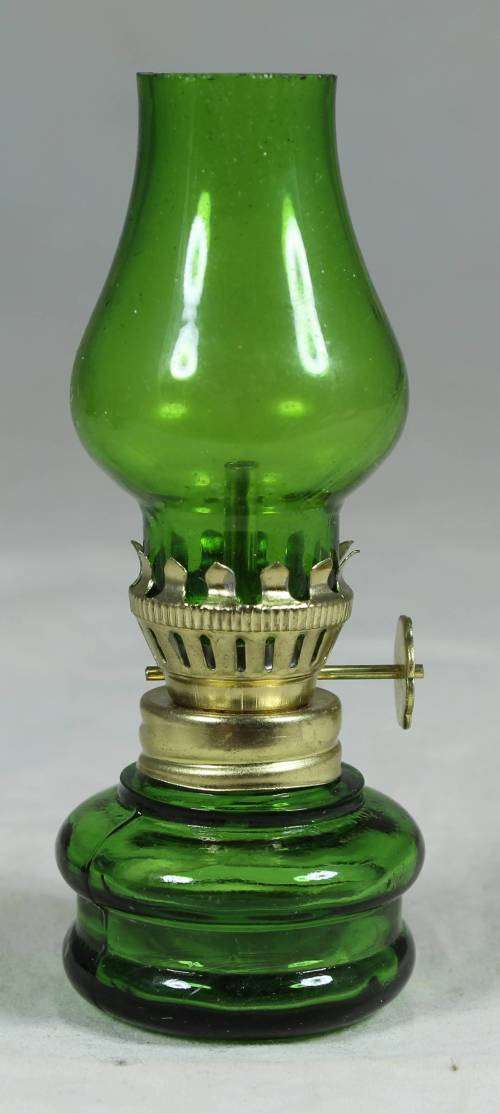 BEAUTIFUL VINTAGE MINIATURE GREEN PARAFFIN LAMP BID NOW!!