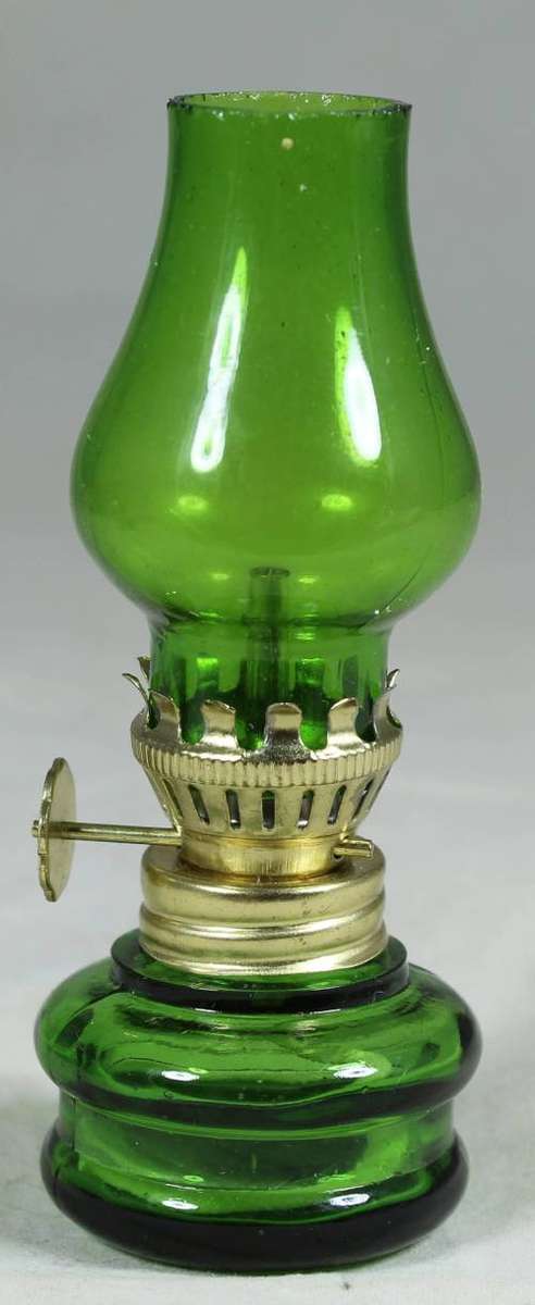BEAUTIFUL VINTAGE MINIATURE GREEN PARAFFIN LAMP BID NOW!!