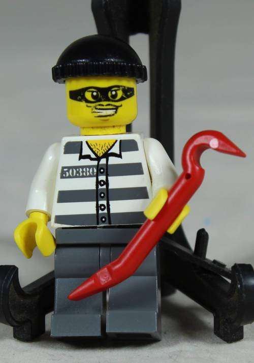 Lego mini figurine - Police jail prisoner 50380 with a crowbar (CTY0203)