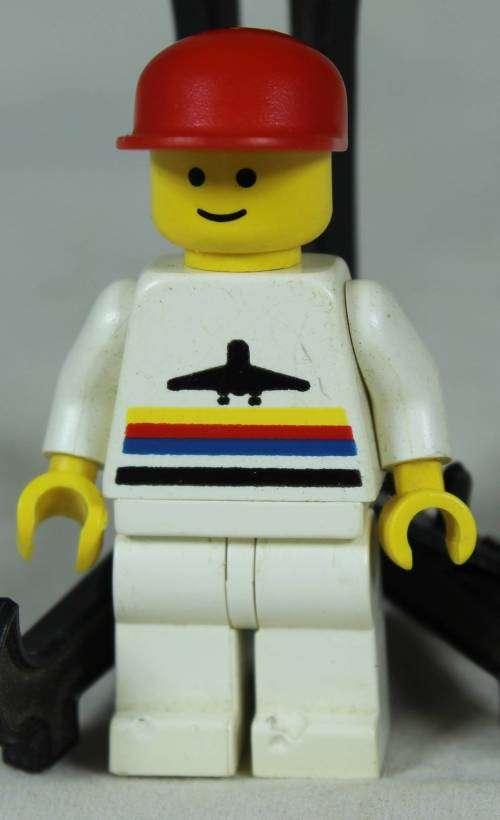 LEGO MINI FIGURINE-AIRPORT MAN WITH A RED CAP AIR 003 (1985) BID NOW!!