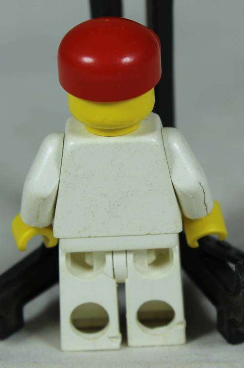 LEGO MINI FIGURINE-AIRPORT MAN WITH A RED CAP AIR 003 (1985) BID NOW!!