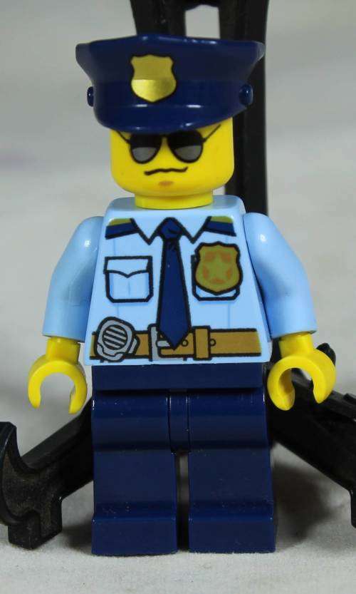 LEGO MINI FIGURINE-POLICE OFFICER(HIGH SPEED CHASE CTY0778) BID NOW!!