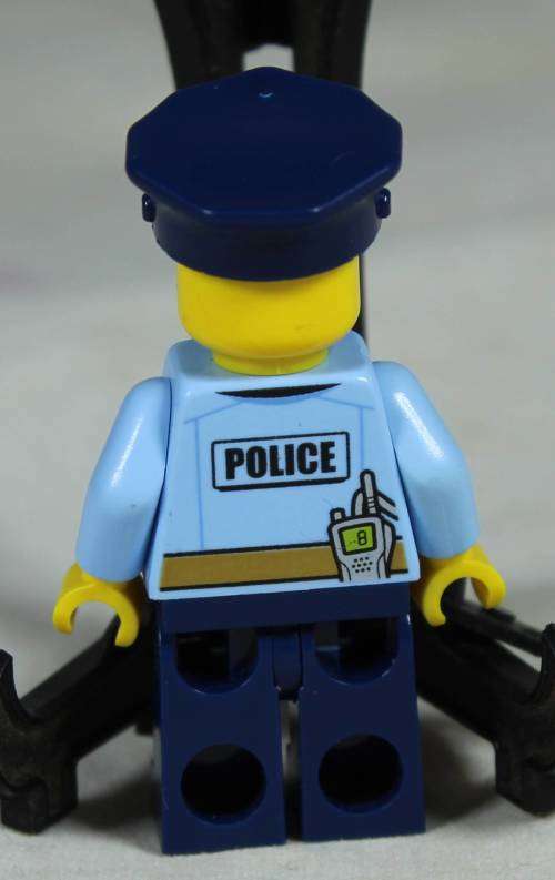 LEGO MINI FIGURINE-POLICE OFFICER(HIGH SPEED CHASE CTY0778) BID NOW!!