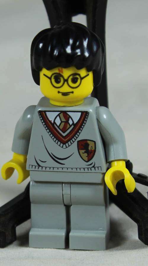 LEGO MINI FIGURINE-HARRY POTTER(GRYFFINDOR SHIELD TORSO HP036) BID NOW