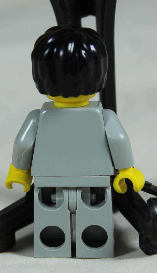 LEGO MINI FIGURINE-HARRY POTTER(GRYFFINDOR SHIELD TORSO HP036) BID NOW