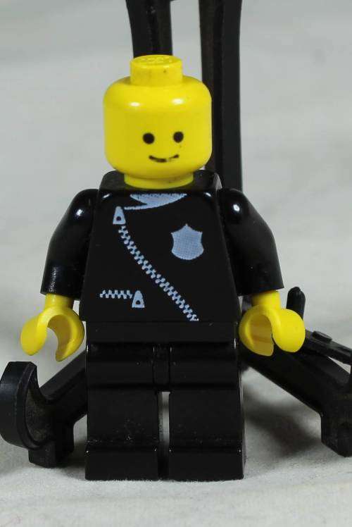 LEGO MINI FIGURINE-POLICEMAN(COMMUNITY PEOPLE COP004) BID NOW