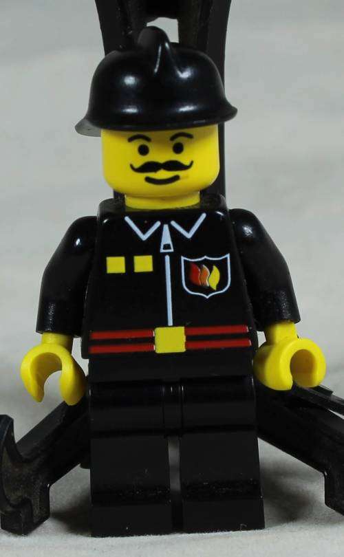 LEGO MINI FIGURINE-FIREMAN(BLAZE COMMANDER FIREC0177) BID NOW