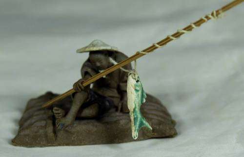 STUNNING COLLECTABLE MUD MEN-MINIATURE MAN ON A RAFT WITH A FISH-BID NOW!!!