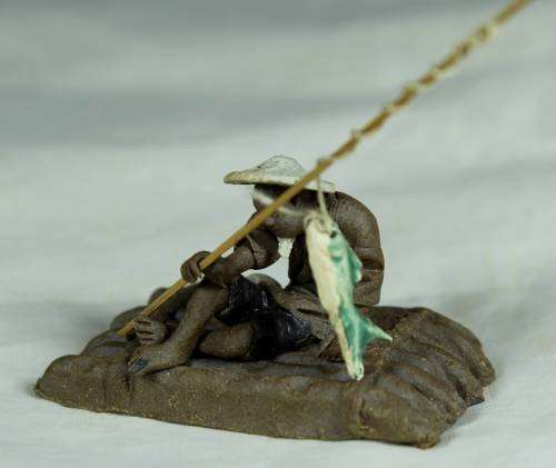 STUNNING COLLECTABLE MUD MEN-MINIATURE MAN ON A RAFT WITH A FISH-BID NOW!!!