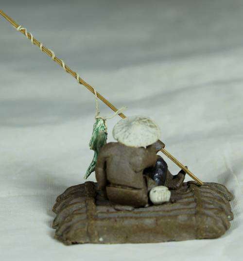 STUNNING COLLECTABLE MUD MEN-MINIATURE MAN ON A RAFT WITH A FISH-BID NOW!!!