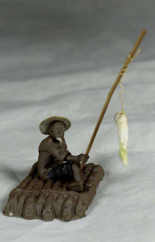 STUNNING COLLECTABLE MUD MEN-MINIATURE MAN ON A RAFT WITH A FISH-BID NOW!!!