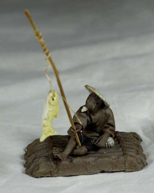 STUNNING COLLECTABLE MUD MEN-MINIATURE MAN ON A RAFT WITH A FISH-BID NOW!!!