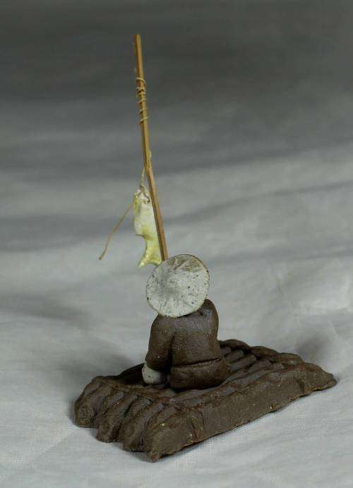 STUNNING COLLECTABLE MUD MEN-MINIATURE MAN ON A RAFT WITH A FISH-BID NOW!!!