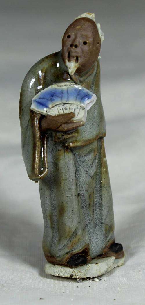 STUNNING COLLECTABLE MUD MEN-MAN HOLDING A FAN BID NOW!!!