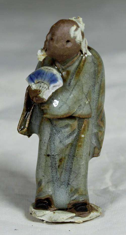 STUNNING COLLECTABLE MUD MEN-MAN HOLDING A FAN BID NOW!!!