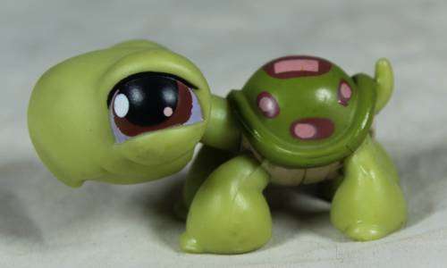 LITTLEST PET SHOP AUTHENTIC RANGE WITH A RED MAGNET(HASBRO 2004)TURTLE WITH PINK STRIPES ADORABLE!