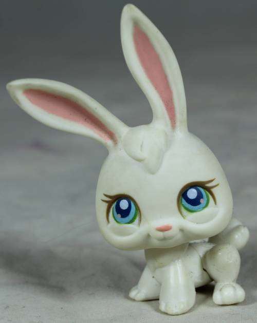 LITTLEST PET SHOP AUTHENTIC RANGE WITH A RED MAGNET(HASBRO 2004)BUNNY RABBIT WITH PINK EARS ADORABLE