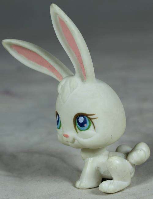 LITTLEST PET SHOP AUTHENTIC RANGE WITH A RED MAGNET(HASBRO 2004)BUNNY RABBIT WITH PINK EARS ADORABLE