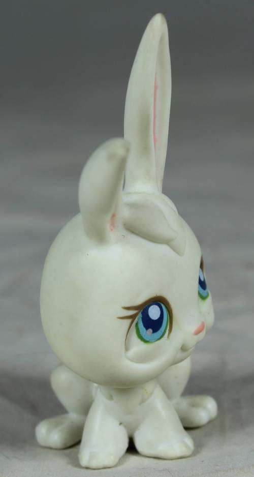 LITTLEST PET SHOP AUTHENTIC RANGE WITH A RED MAGNET(HASBRO 2004)BUNNY RABBIT WITH PINK EARS ADORABLE