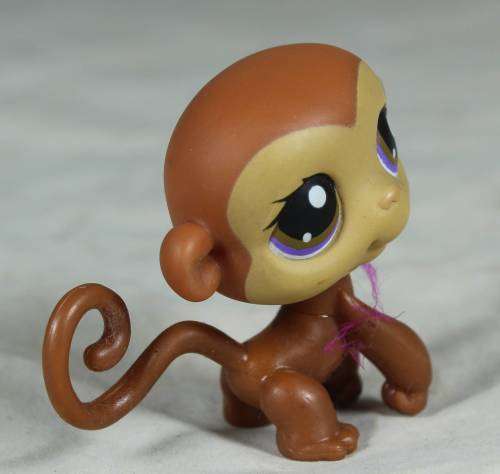 LITTLEST PET SHOP AUTHENTIC RANGE WITH A RED MAGNET(HASBRO 2004)MONKEY#189 WITH PURPLE EYES!