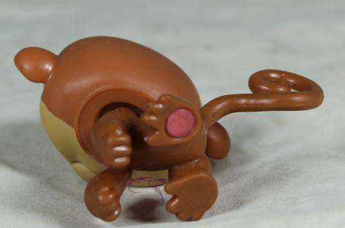 LITTLEST PET SHOP AUTHENTIC RANGE WITH A RED MAGNET(HASBRO 2004)MONKEY#189 WITH PURPLE EYES!