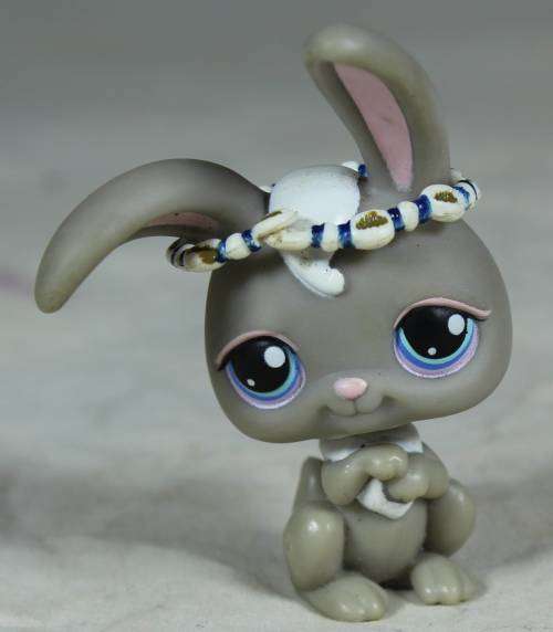 LITTLEST PET SHOP AUTHENTIC RANGE WITH A RED MAGNET(HASBRO 2004)GREY BUNNY RABBIT ADORABLE!