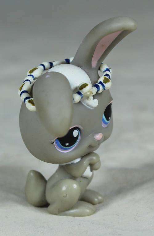 LITTLEST PET SHOP AUTHENTIC RANGE WITH A RED MAGNET(HASBRO 2004)GREY BUNNY RABBIT ADORABLE!