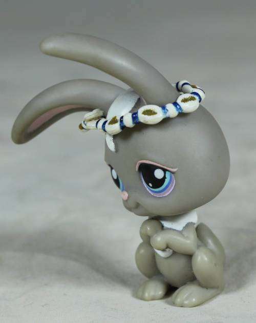 LITTLEST PET SHOP AUTHENTIC RANGE WITH A RED MAGNET(HASBRO 2004)GREY BUNNY RABBIT ADORABLE!
