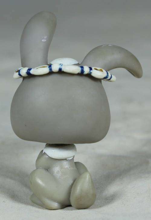 LITTLEST PET SHOP AUTHENTIC RANGE WITH A RED MAGNET(HASBRO 2004)GREY BUNNY RABBIT ADORABLE!