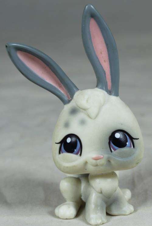 LITTLEST PET SHOP AUTHENTIC RANGE WITH A RED MAGNET(HASBRO 2004)RABBIT#18(SO CUTE)BID NOW!