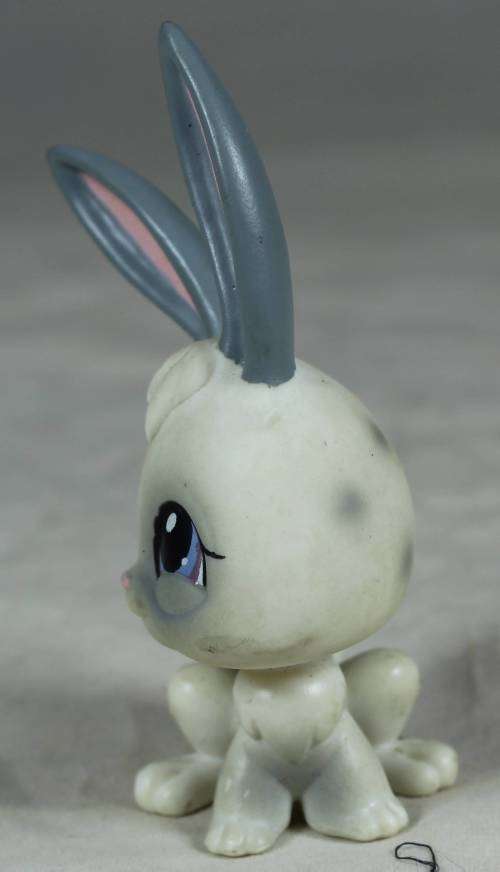 LITTLEST PET SHOP AUTHENTIC RANGE WITH A RED MAGNET(HASBRO 2004)RABBIT#18(SO CUTE)BID NOW!