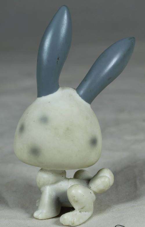 LITTLEST PET SHOP AUTHENTIC RANGE WITH A RED MAGNET(HASBRO 2004)RABBIT#18(SO CUTE)BID NOW!