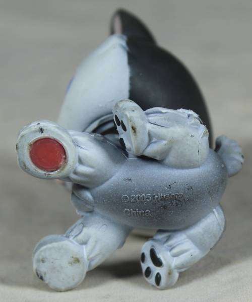 LITTLEST PET SHOP AUTHENTIC RANGE WITH A RED MAGNET(HASBRO 2004)GREY HUSKY DOG#70(SO CUTE)BID NOW!