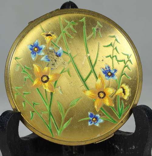 Powder compact with flowers
