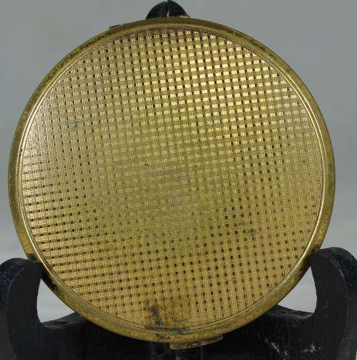 Powder compact with flowers