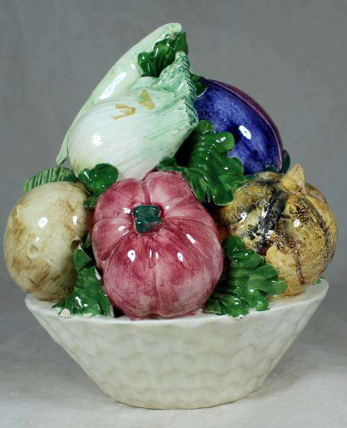 BEAUTIFUL ITALIAN PORCELAIN VEGETABLE CENTRE PIECE-BID NOW!