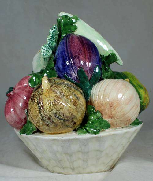BEAUTIFUL ITALIAN PORCELAIN VEGETABLE CENTRE PIECE-BID NOW!