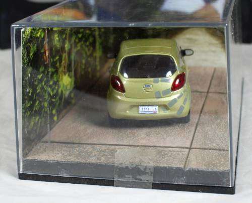 JAMES BOND 007 WITH MAGAZINE UNIVERSAL HOBBIES-FORD KA (QUANTUM OF SOLACE#60)