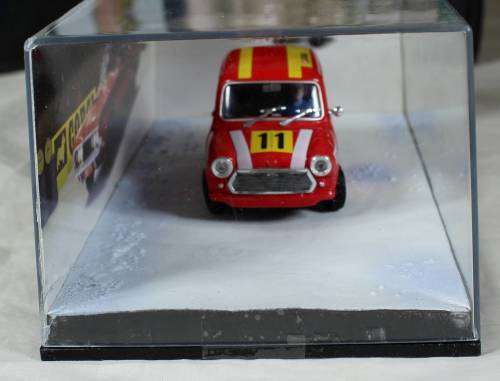 JAMES BOND 007 WITH MAGAZINE UNIVERSAL HOBBIES-AUSTIN MINI(ON HER MAJESTY`S SECRET SERVICE#71)