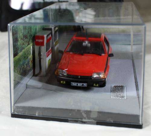 JAMES BOND 007 WITH MAGAZINE UNIVERSAL HOBBIES-RENAULT FUEGO TURBO(A VIEW TO A KILL#86)BID NOW!!
