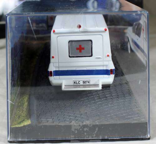 JAMES BOND 007 WITH MAGAZINE UNIVERSAL HOBBIES-CHEVROLET C10 AMBULANCE (MOONRAKER #96)