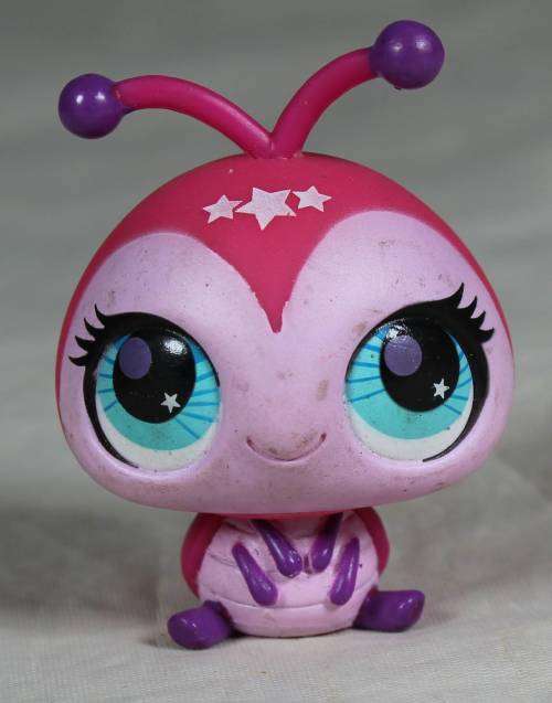 LITTLEST PET SHOP AUTHENTIC RANGE WITH A RED MAGNET HASBRO(LADY BUG IN MY HAIR)BID NOW!