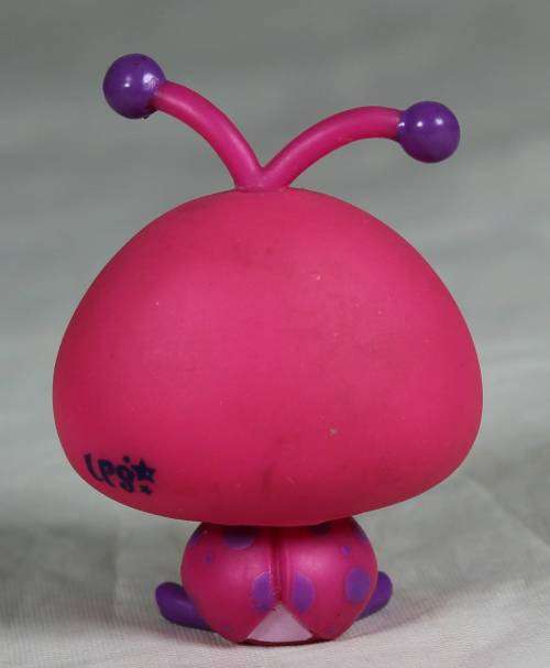 LITTLEST PET SHOP AUTHENTIC RANGE WITH A RED MAGNET HASBRO(LADY BUG IN MY HAIR)BID NOW!