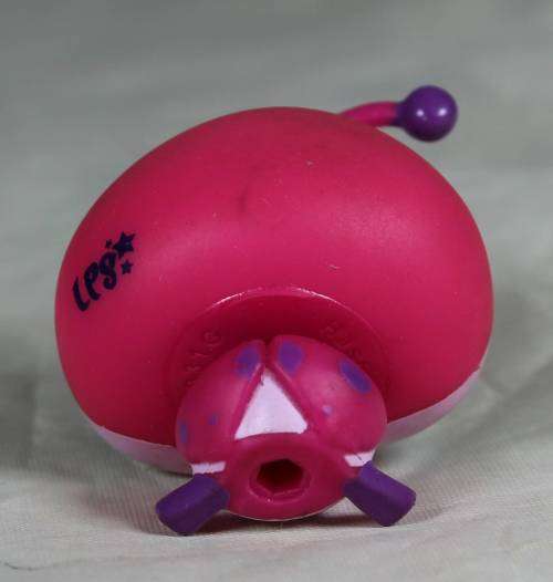 LITTLEST PET SHOP AUTHENTIC RANGE WITH A RED MAGNET HASBRO(LADY BUG IN MY HAIR)BID NOW!