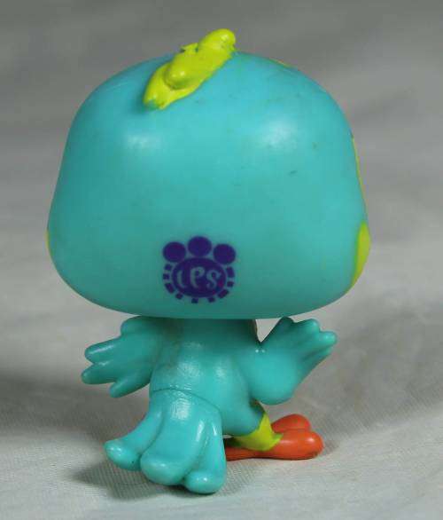 LITTLEST PET SHOP AUTHENTIC RANGE WITH A RED MAGNET HASBRO(BIRD HUGSY LOVEJOY)BID NOW!