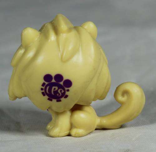 LITTLEST PET SHOP AUTHENTIC RANGE WITH A RED MAGNET HASBRO(POMMY LE CLERE POMERANIAN)BID NOW!